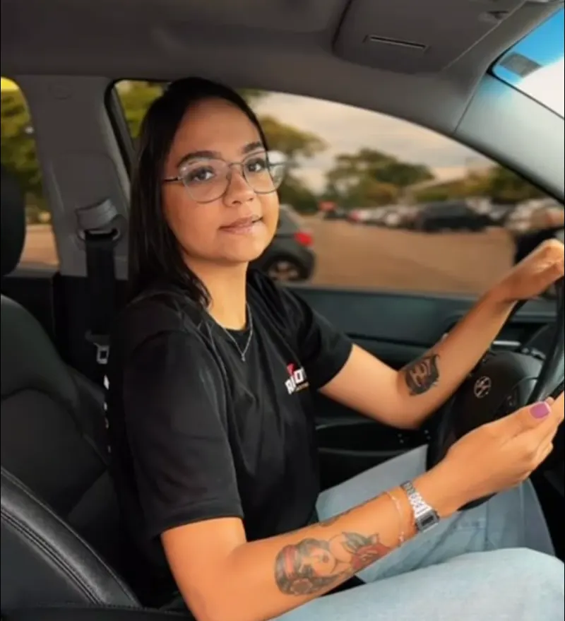 Consultora da Raiotec dentro de um carro