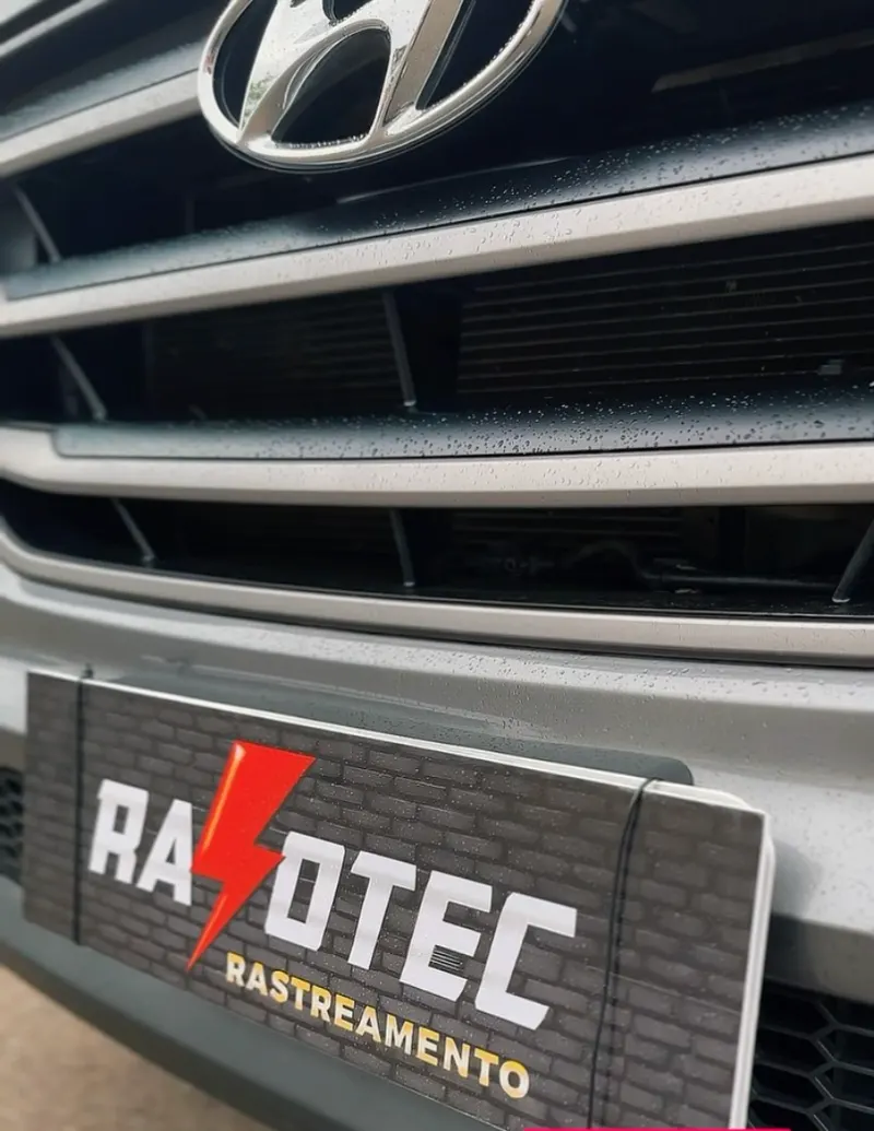 Placa da Raiotec Rastreamento na frente de um carro